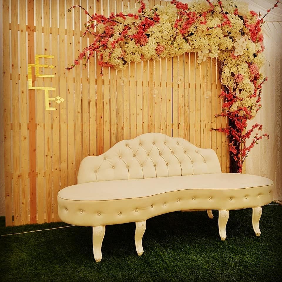       ديليزيا العين -    كوشات  اعراس فخمة   | أفكار كوشات  اعراس فخمة | تصاميم كوشات |   ديكور  كوشات  ورد طبيعي 

 
                       كوشة اعراس بأريكة بيضاء وزهور، تجسد الأناقة والرومانسية في حفل زفافك. استمتع بأجواء ساحرة وجميلة مع هذا التصميم الرائع.